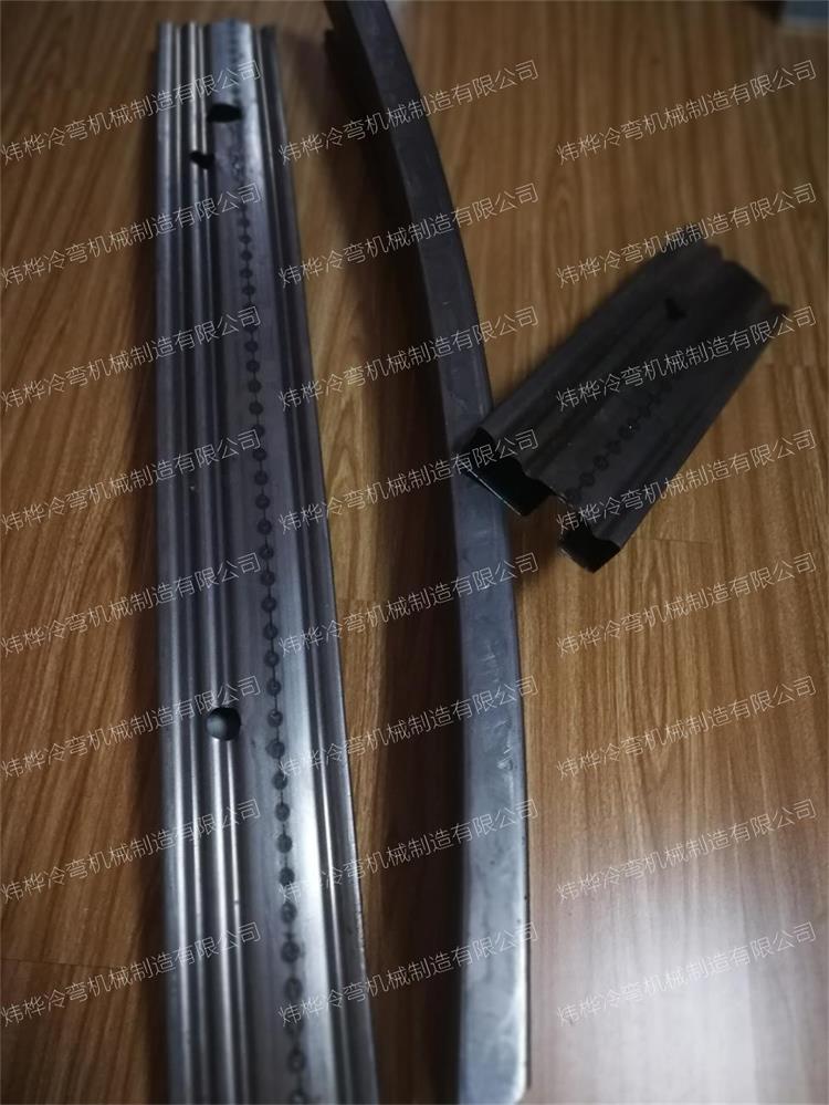 加強(qiáng)型汽車(chē)防撞梁-2.jpg